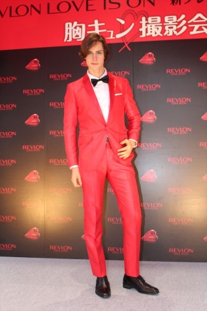 「レブロン ラブ イズ オン オードトワレ」発売記念イベントに登場したロマ・トニオロ