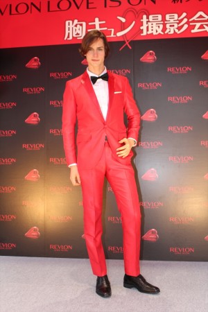 「レブロン ラブ イズ オン オードトワレ」発売記念イベントに登場したロマ・トニオロ