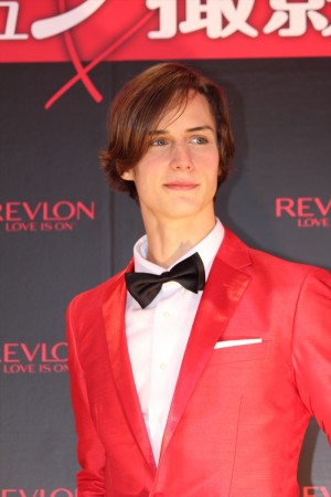 「レブロン ラブ イズ オン オードトワレ」発売記念イベントに登場したロマ・トニオロ