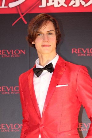 「レブロン ラブ イズ オン オードトワレ」発売記念イベントに登場したロマ・トニオロ