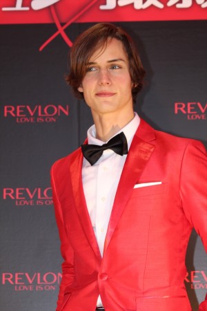 「レブロン ラブ イズ オン オードトワレ」発売記念イベントに登場したロマ・トニオロ