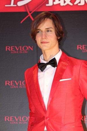 「レブロン ラブ イズ オン オードトワレ」発売記念イベントに登場したロマ・トニオロ