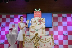 「キレイを贈るクリスマス」カフェオープニングイベントに登場した水原希子