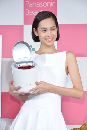 「キレイを贈るクリスマス」カフェオープニングイベントに登場した水原希子