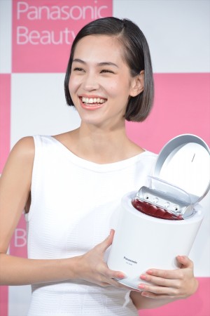 「キレイを贈るクリスマス」カフェオープニングイベントに登場した水原希子