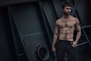 腹筋が割れた惚れ惚れする肉体美を披露したダニエル・ラドクリフ