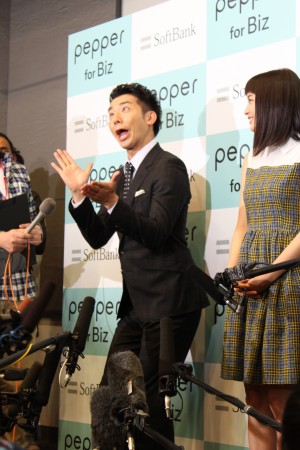 「Pepper World 2016」法人活用・記者説明会に登場したピース綾部祐二