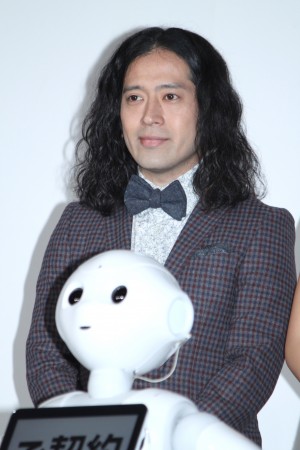 「Pepper World 2016」法人活用・記者説明会に登場したピース又吉直樹