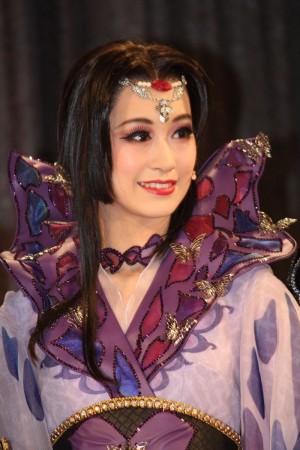 宝塚月組公演・制作発表に出席した愛希れいか