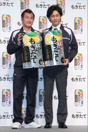 「アサヒもぎたて」CM発表会に出席した吉田鋼太郎と大泉洋