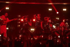 ライブパフォーマンスをするBABYMETAL