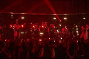 ライブパフォーマンスをするBABYMETAL