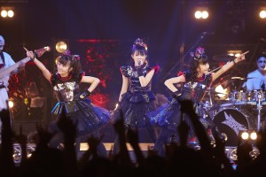 ライブパフォーマンスをするBABYMETAL