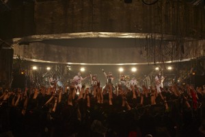 ライブパフォーマンスをするBABYMETAL