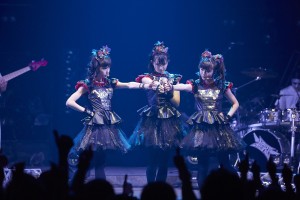 ライブパフォーマンスをするBABYMETAL