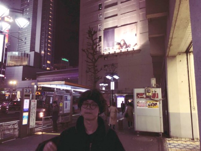 菅田将暉、渋谷駅の『ラヴソング』ポスター前で記念写真