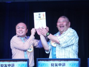 『モンスターハンターエクスプロア』記者発表会に登壇した菊地正志(ワンワンニャンニャン)、HIRO(安田大サーカス)