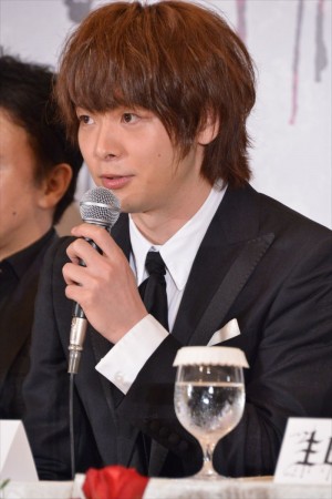 舞台『Vamp Bamboo Burn~ヴァン!バン!バーン!~』制作発表会見に登壇した中村倫也