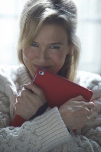 『ブリジット・ジョーンズの日記 ダメな私の最後のモテ期』iPadを抱え微笑むブリジット