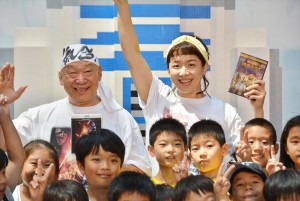 日本初登場となった巨大R2‐D2の前で取材に応じるアニマル浜口、京子親子