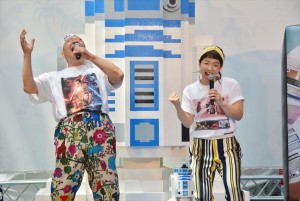 日本初登場となった巨大R2‐D2の前で取材に応じるアニマル浜口、京子親子