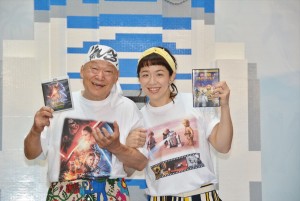 日本初登場となった巨大R2‐D2の前で取材に応じるアニマル浜口、京子親子
