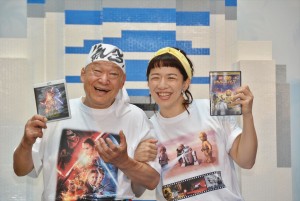 日本初登場となった巨大R2‐D2の前で取材に応じるアニマル浜口、京子親子