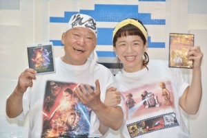 日本初登場となった巨大R2‐D2の前で取材に応じるアニマル浜口、京子親子