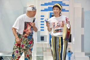 日本初登場となった巨大R2‐D2の前で取材に応じるアニマル浜口、京子親子