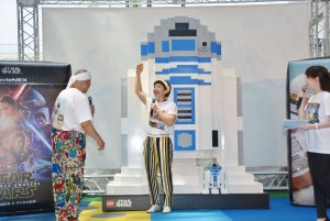 日本初登場となった巨大R2‐D2の前で取材に応じるアニマル浜口、京子親子