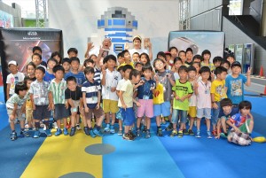 日本初登場となった巨大R2‐D2の前で取材に応じるアニマル浜口、京子親子
