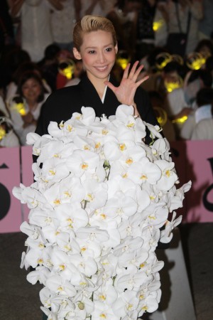 宝塚歌劇月組トップスター・龍真咲サヨナラパレードの様子