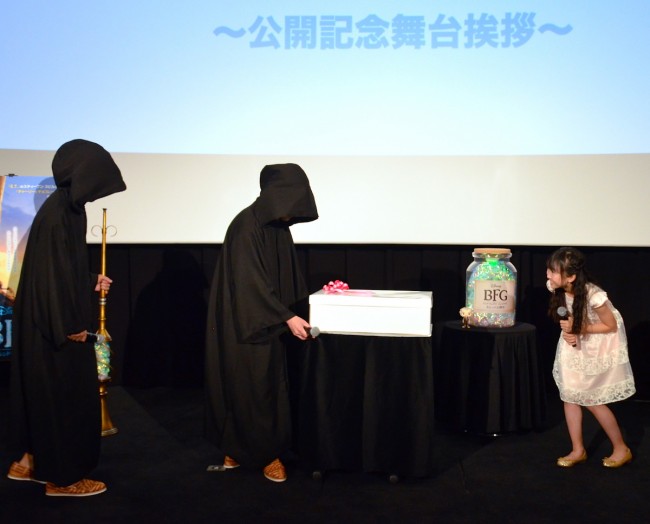 『BFG』公開記念イベントに出席した本田望結と麒麟の田村裕、川島明