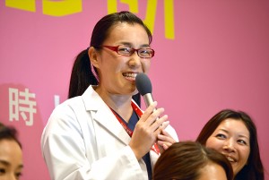 『メディカルチーム レディ・ダ・ヴィンチの診断』制作発表に登場した、白鳥久美子(たんぽぽ)