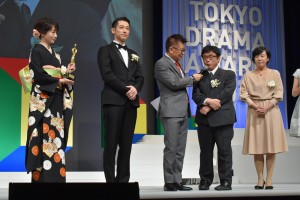 『東京ドラマアウォード2016』授賞式に出席した、波瑠とディーン・フジオカ