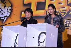 映画『土竜の唄 香港狂騒曲』バトルシッププレミア&完成披露舞台挨拶に出席した、上地雄輔、菜々緒