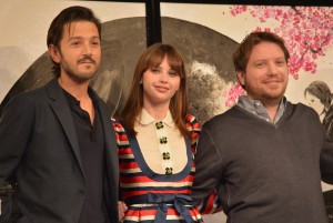 『ローグ・ワン/スター・ウォーズ・ストーリー』アジア最速来日記者会見に出席した、 ディエゴ・ルナ、フェリシティ・ジョーンズ、ギャレス・エドワーズ監督