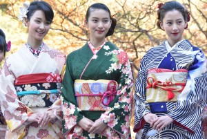 「2017年オスカープロモーション晴れ着撮影会」に出席した、武井咲、 剛力彩芽、河北麻友子