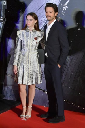 『ローグ・ワン』レッドカーペット・イベントに登壇したフェリシティ・ジョーンズ、 ディエゴ・ルナ
