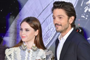 『ローグ・ワン』レッドカーペット・イベントに登壇したフェリシティ・ジョーンズ、 ディエゴ・ルナ