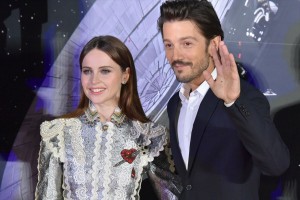 『ローグ・ワン』レッドカーペット・イベントに登壇したフェリシティ・ジョーンズ、 ディエゴ・ルナ
