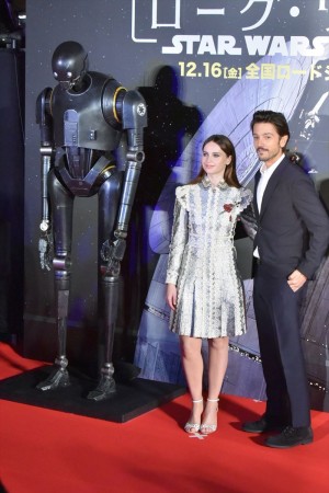 『ローグ・ワン』レッドカーペット・イベントに登壇したフェリシティ・ジョーンズ、 ディエゴ・ルナ