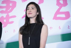 『恋妻家宮本』完成披露試写会に出席した、天海祐希