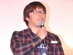 三木孝浩監督、『ぼくは明日、昨日のきみとデートする』初日舞台挨拶に登場