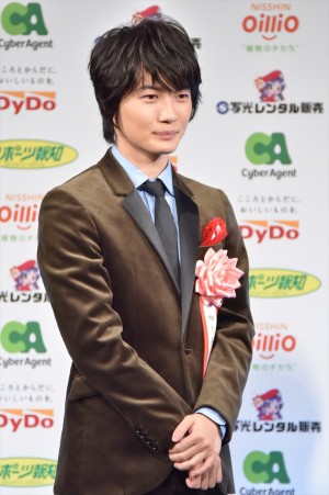 「第41回報知映画賞」表彰式に花束贈呈で登場した神木隆之介