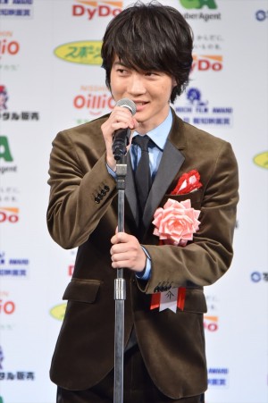 「第41回報知映画賞」表彰式に花束贈呈で登場した神木隆之介