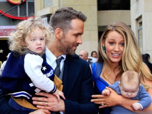 愛娘達とレッドカーペットに立ったライアン・レイノルズ&ブレイク・ライヴリー夫妻