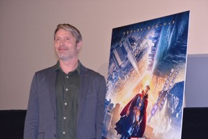 『ドクター・ストレンジ』初日舞台挨拶に出席した、マッツ・ミケルセン
