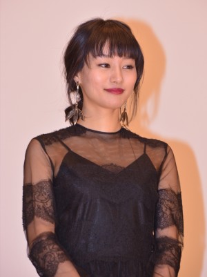 映画『キセキ -あの日のソビト-』初日舞台挨拶に出席した忽那汐里