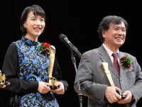 のんと片渕須直監督「2016年 第90回キネマ旬報ベスト・テン」表彰式にて